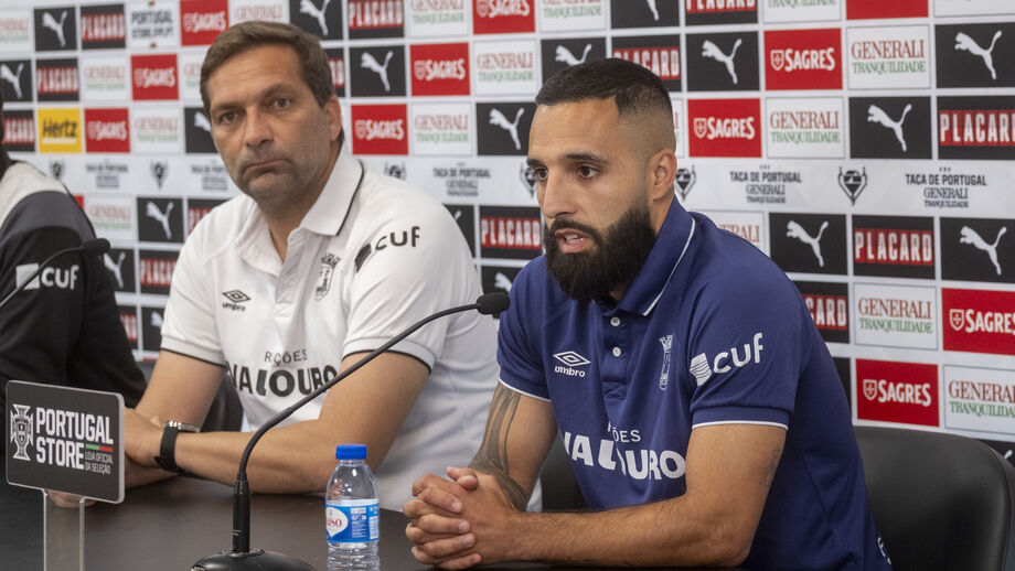 Costinha ao lado do treinador Luís Tralhão