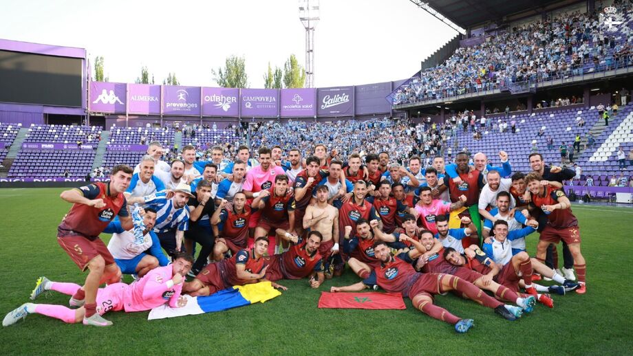 Futebolistas do Deportivo celebram a subida de divisão no estádio