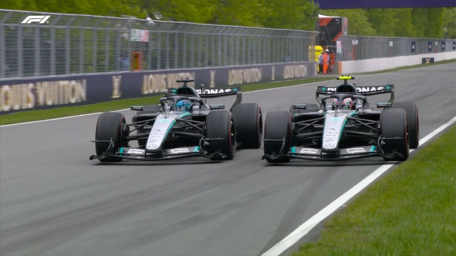 Carros da Mercedes competem lado a lado em pista