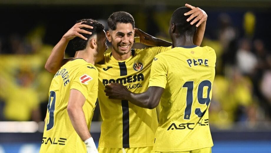 Jogadores do Villarreal celebram vitória contra Atlético de Madrid