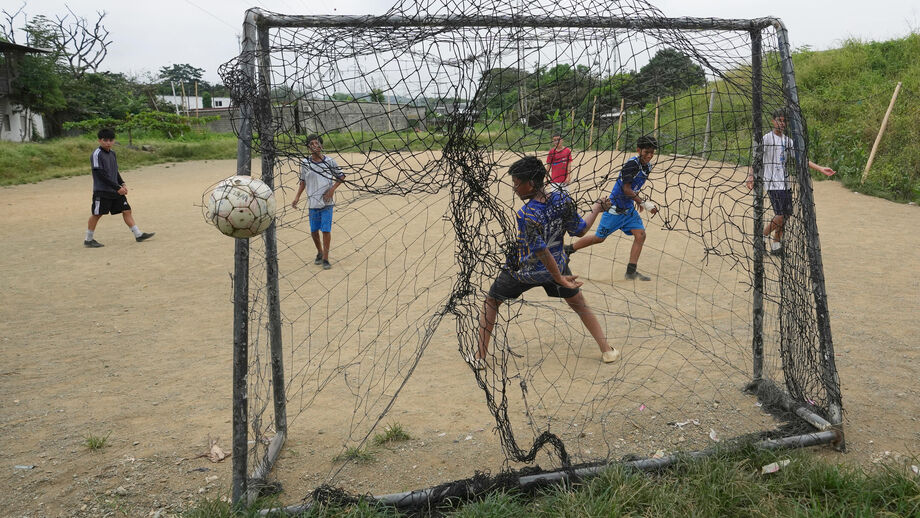 Futebol no Equador: jovens jogam com baliza danificada, aliviando tensões da crise no país