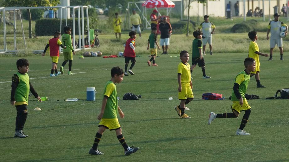 Equador encontra alívio e esperança no futebol, apesar da crise