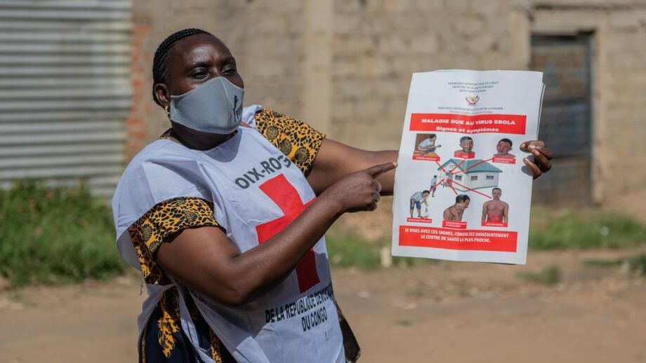Voluntário da Cruz Vermelha numa ação de sensibilização sobre o surto de Ébola