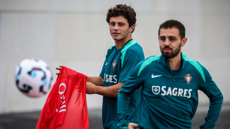João Neves e Bernardo Silva durante um treino da Seleção Nacional