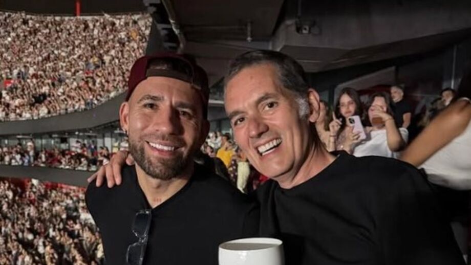 Otamendi a assistir ao concerto do Bad Bunny