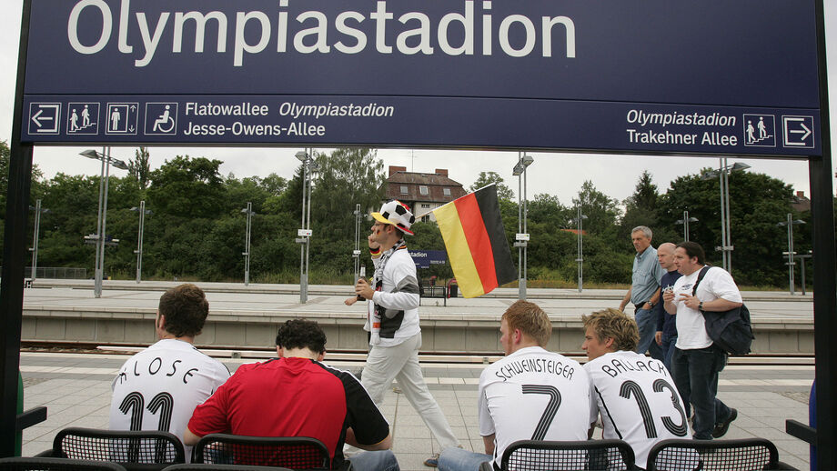Apoiantes de futebol aguardam comboio para o Olympiastadion em Berlim