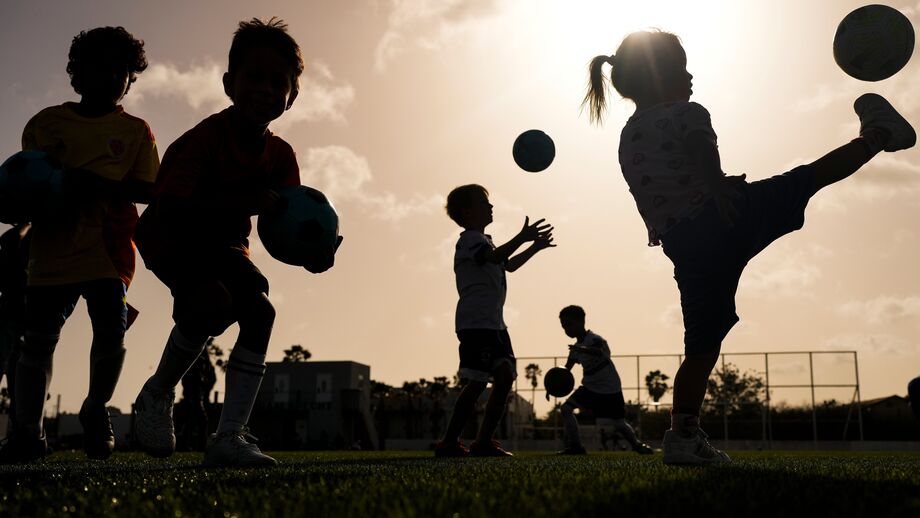 Futebol em Curaçau: Jovens talentos treinam com paixão sob o sol