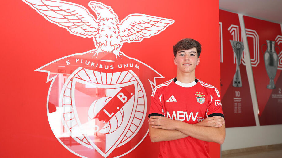Gonçalo Fernandes assina pelo Benfica, com 16 anos