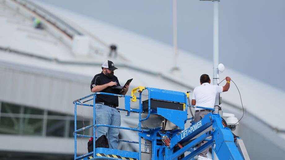 Equipa técnica instala equipamento num estádio nos EUA