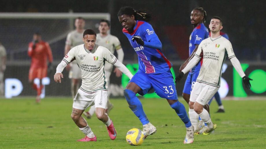 Bastien Meupiyou em ação pelo Alverca