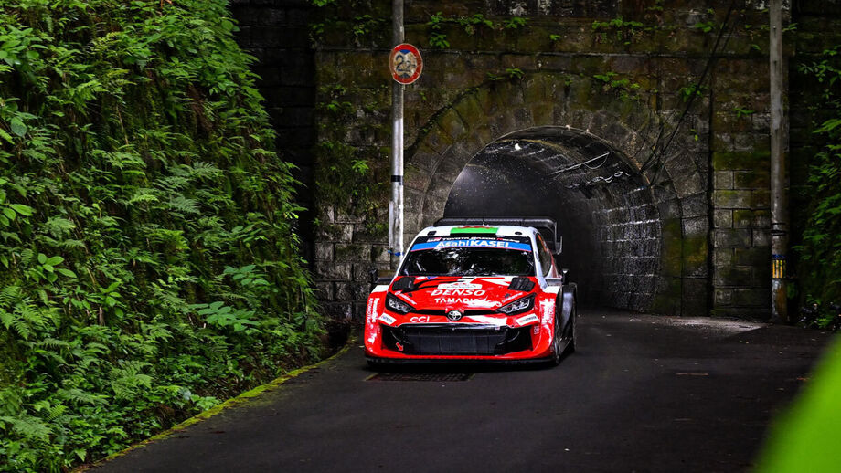 Elfyn Evans em ação no Japão