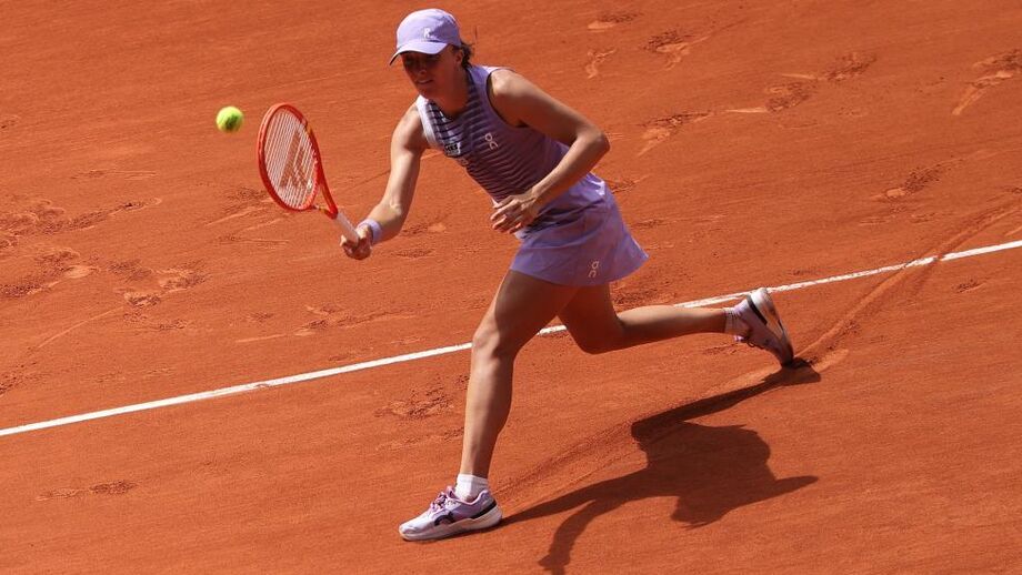 Iga Swiatek em ação em Roland Garros