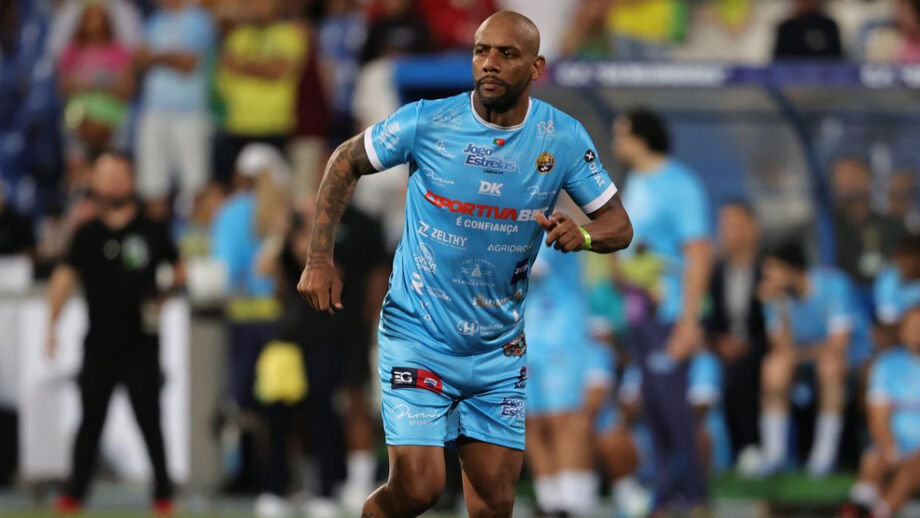 Maicon em ação no Jogo das Estrelas entre Amigos de Ronaldinho e Deco