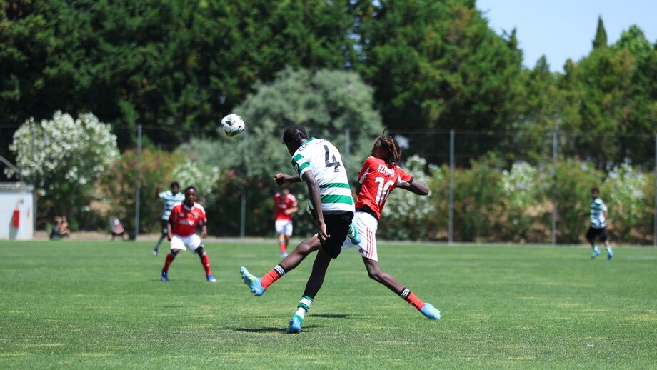 Benfica vence Sporting e assume liderança do Nacional de Iniciados ...