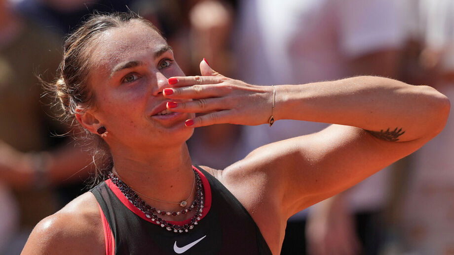 Aryna Sabalenka a celebrar triunfo frente a Daria Kasatkina