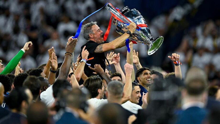 Luis Enrique celebra título com jogadores do PSG