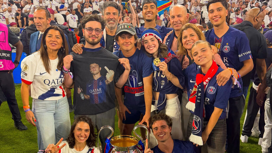 João Neves, a namorada Madalena Aragão, família e amigos celebram celebram conquista da Champions