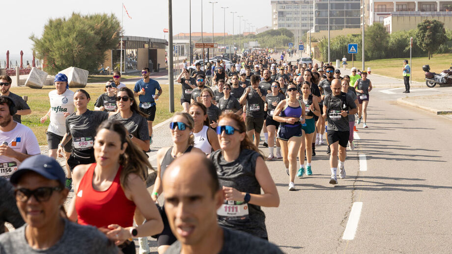 Mais de 3.500 pessoas encheram a zona pedonal de Canidelo para celebrarem as duas décadas do El Corte Inglés