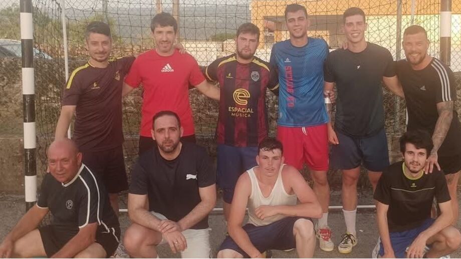 Pedro Tiba (de pé, à direita) é a grande figura do torneio inter-freguesias em Chaves