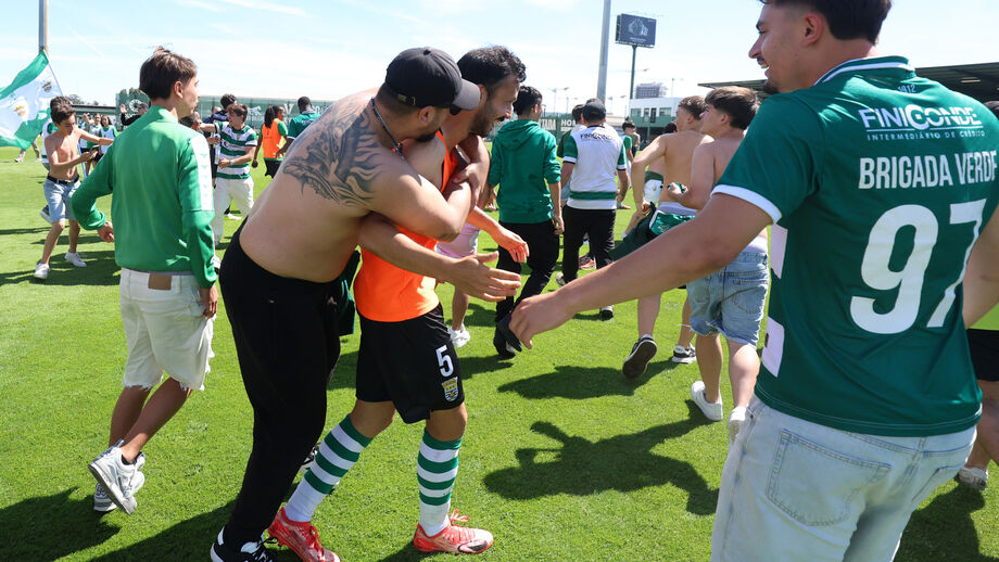 A festa do Leça após o triunfo sobre o Bragança 