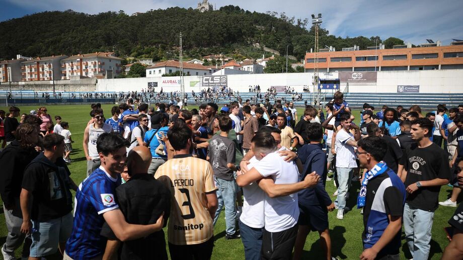 As imagens da festa do Vianense após garantir a subida à Liga 3