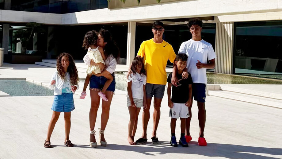 Cristiano Ronaldo com Georgina Rodríguez e os filhos em Lisboa