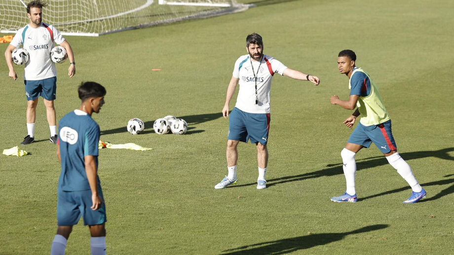 Luís Freire dá indicações durante o treino