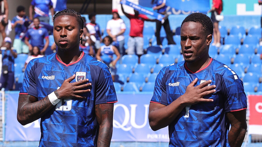 Jovane canta o hino cabo-verdiano ao lado de Lopes Cabral, do Benfica