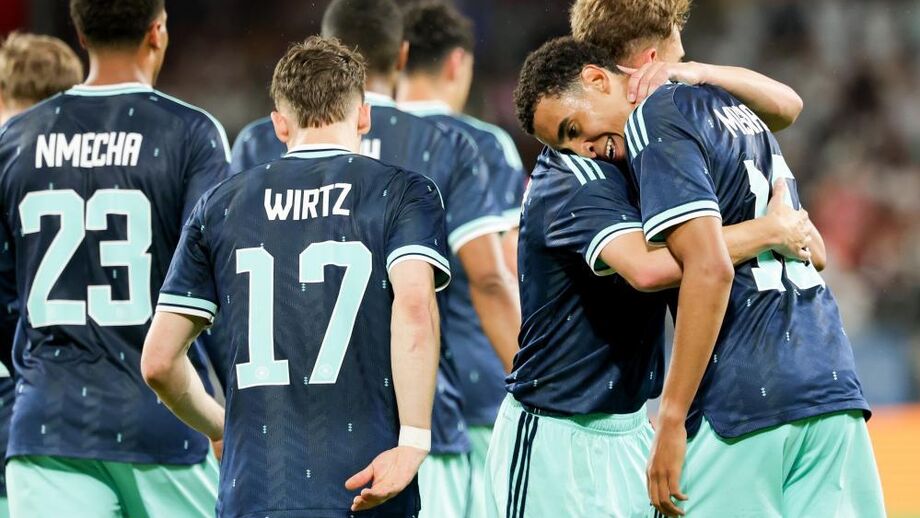 Jogadores da seleção alemã celebram golo contra a Finlândia