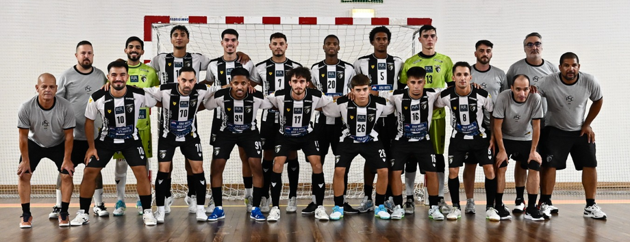 O plantel que garantiu o regresso à Liga Placard, após três épocas de ausência