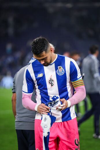 Diogo Costa com camisola de Diogo Jota