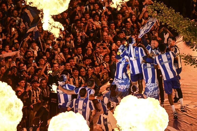 Farioli e jogadores em festa
