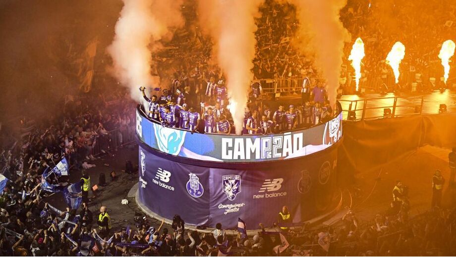 Mar de gente para receber os novos campeões nacionais no coreto do Dragão