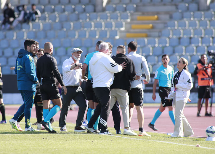 Cenas lamentáveis no final do Casa Pia-Tondela: GNR teve que escoltar o árbitro à saída do campo