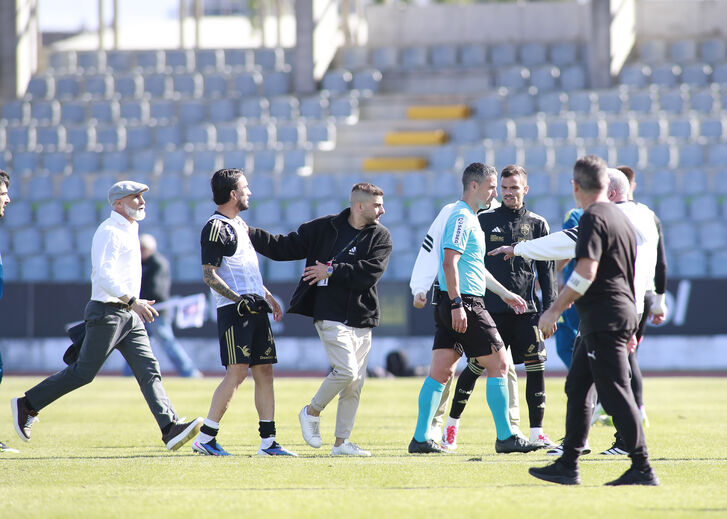Cenas lamentáveis no final do Casa Pia-Tondela: GNR teve que escoltar o árbitro à saída do campo
