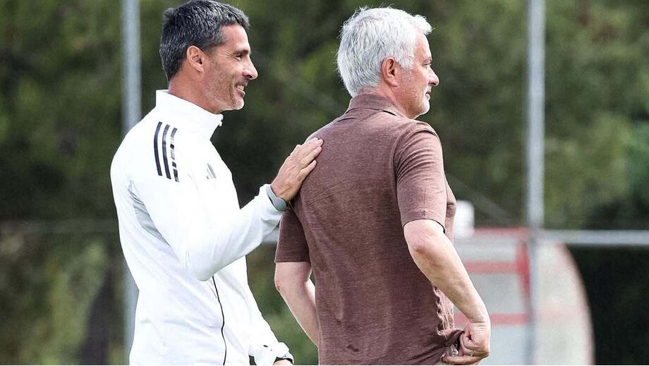 Mourinho visita Benfica Campus e acompanha equipa B