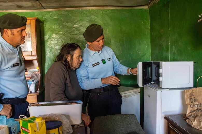 Militares da GNR apoiam idosa, verificando equipamentos em sua casa