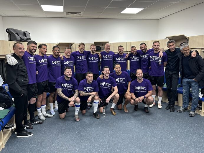 Bruno Lage e João Mário no balneário com os seus antigos pupilos no Sheffield Wednesday