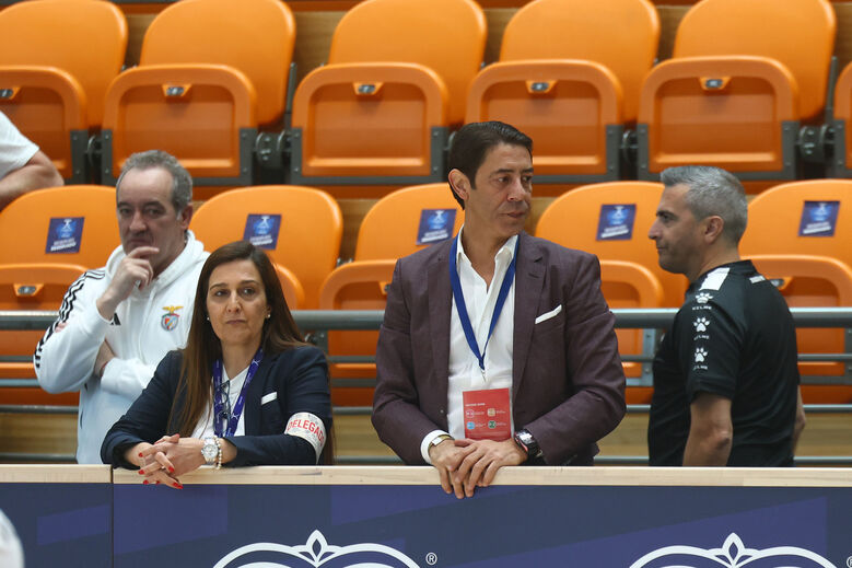 Rui Costa assiste ao jogo do Benfica com o Fraga