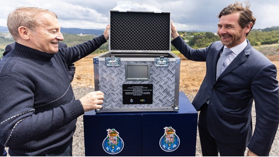 Luís Filipe Menezes e André Villas-Boas com a cápsula do tempo
