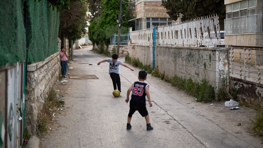 Crianças jogam futebol na Cisjordânia