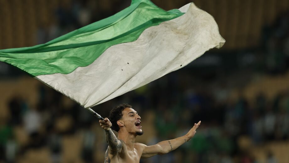 Antony celebra com a bandeira do clube