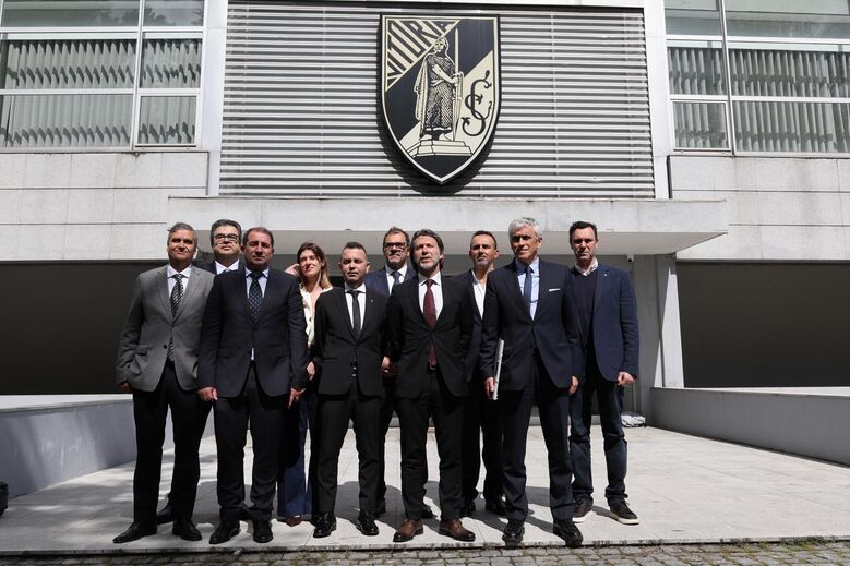 Belmiro Pinto dos Santos acompanhado da sua equipa