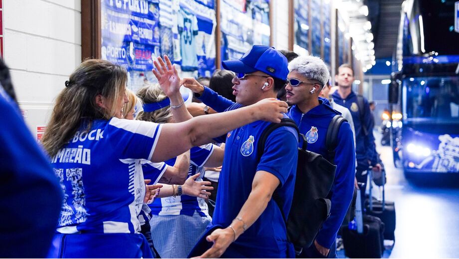 Equipa do FC Porto recebida com carinho pelos funcionários no Estádio do Dragão.

