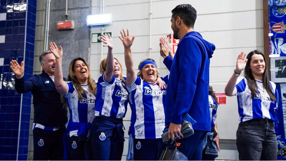 Equipa do FC Porto recebida com carinho pelos trabalhadores no Dragão