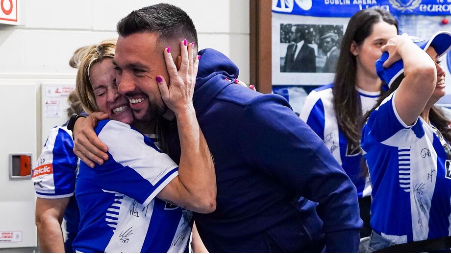 Equipa do FC Porto recebida com carinho pelos trabalhadores no Estádio do Dragão
