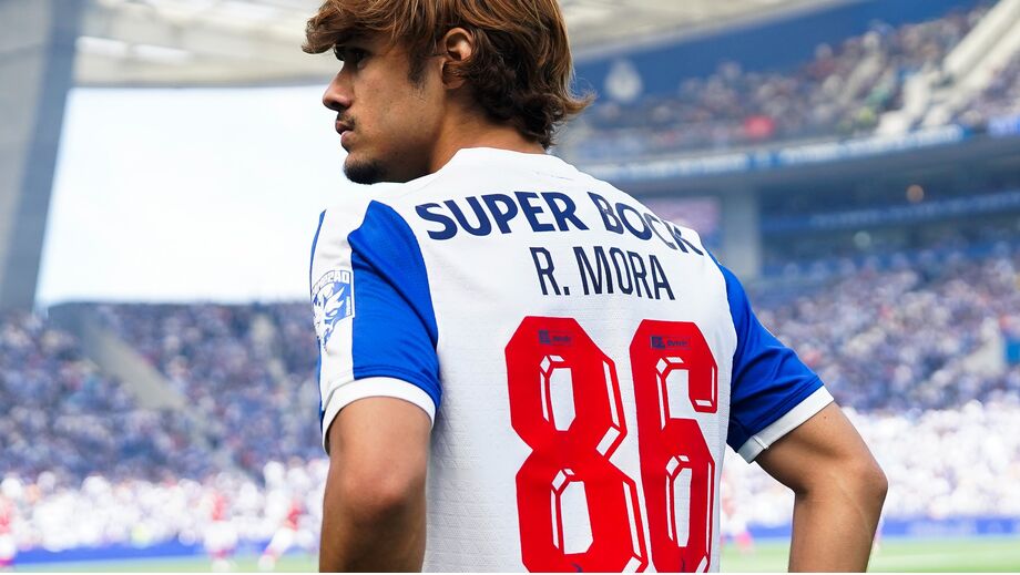 Rodrigo Mora veste a camisola do FC Porto inspirada na conquista de Viena