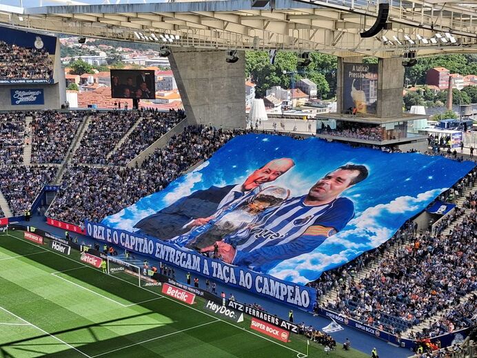 «O rei e o capitão entregam a taça do campeão»: Super Dragões homenageiam Pinto da Costa e Jorge Costa