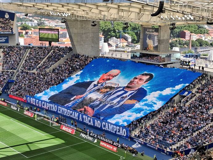 «O rei e o capitão entregam a taça do campeão»: Super Dragões homenageiam Pinto da Costa e Jorge Costa