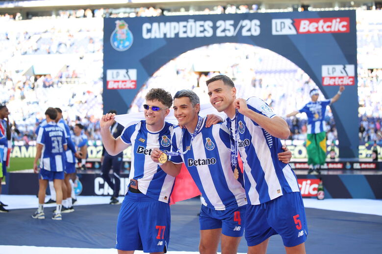 FC Porto campeão 25/26: jogadores celebram no relvado do Estádio do Dragão